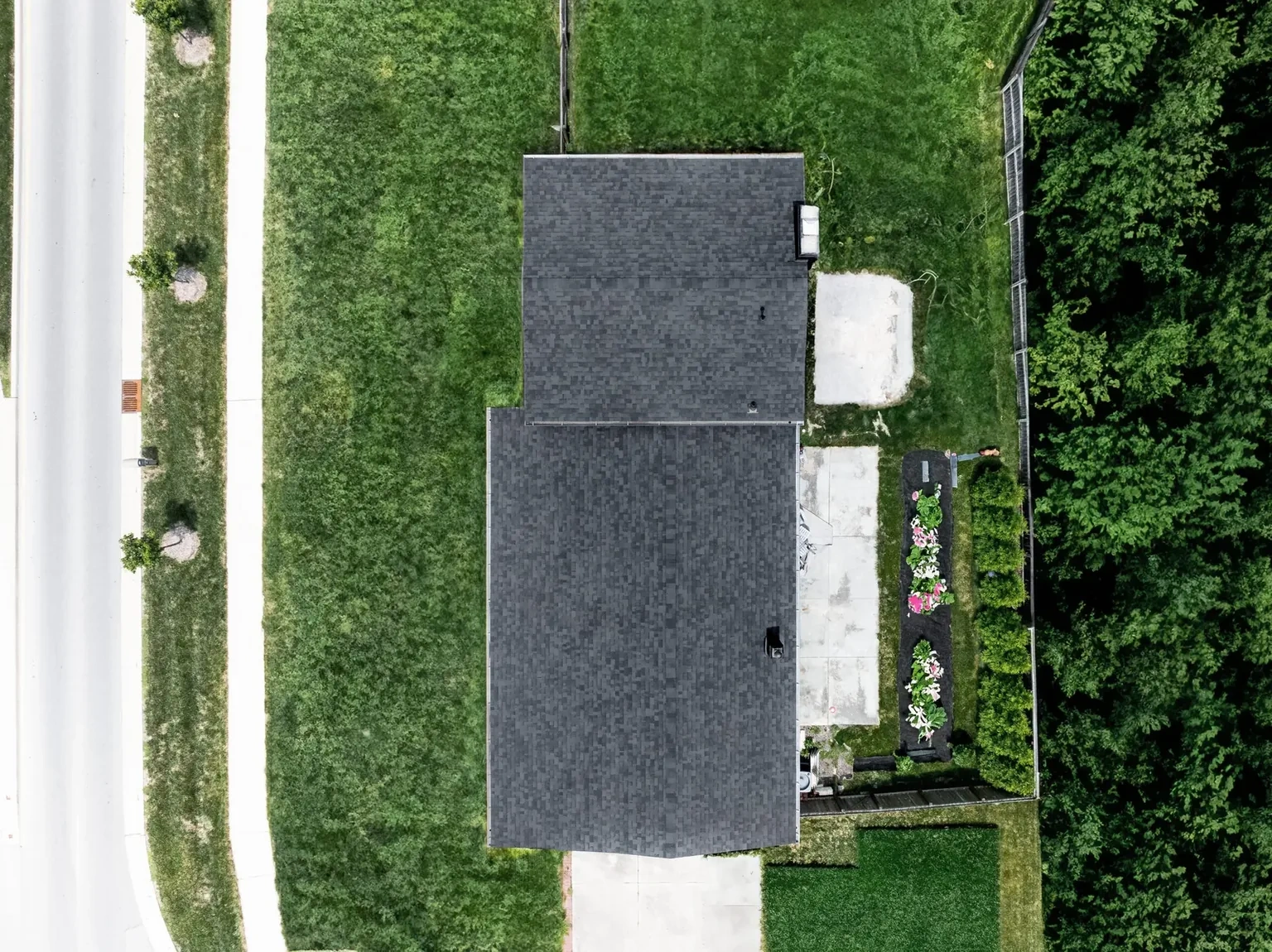Malarkey Vista Brilliant Black roofing project in Carmel, IN, photo 3 of 8